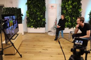 Junger Mann und junge Frau schauen auf Bildschirm mit Videokonferenz, Blog von Cradle to Cradle NGO
