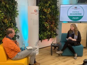 Nora Sophie Griefahn und Dirk Messner sitzen sich auf Sesseln gegenüber und unterhalten sich; Blog von Cradle to Cradle NGO
