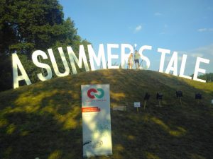 Wiese, "A Summer's Tale" - Schriftzug