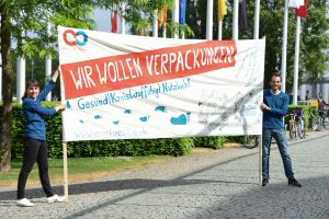 Banner, "Wir wollen Verpackungen - Gesund! Nützlich! Kreislauffähig!"