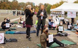So geht morgen Politikbriefing: Menschen von C2C NGO vorm Bundestag