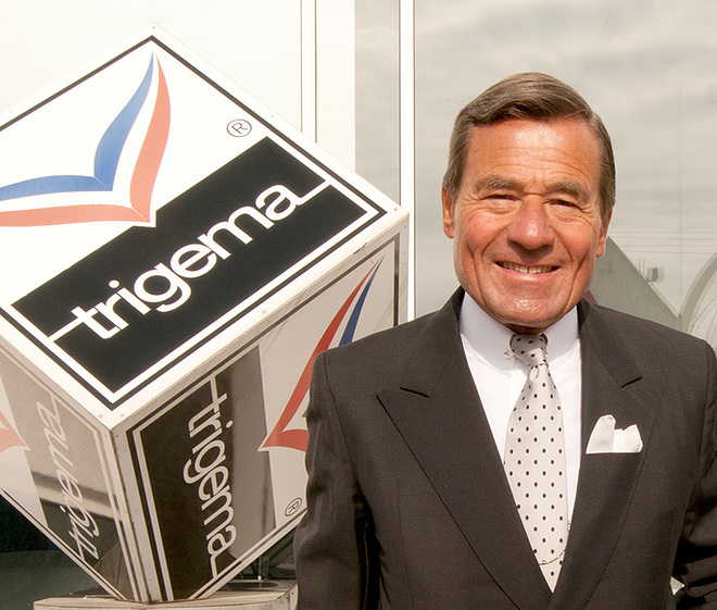 Trigema Logo und Wolfgang Grupp, ältere Mann im Vordergrund