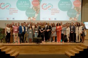 Gruppenfoto auf Bühne, ca. 40 Personen, Hintergrund C2C congress 2023