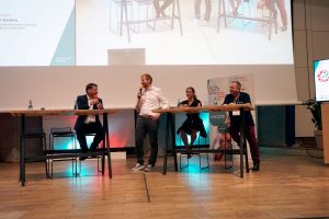 vier Persone auf Bühne