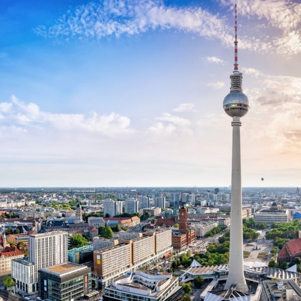 Berlin von oben mit Gebäuden, großem Turm, Himmel blau